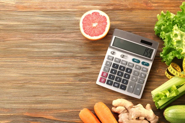 Hesap makinesi, teyp ve farklı yiyecek ölçme — Stok fotoğraf
