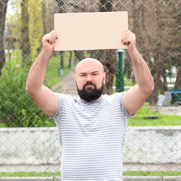 Homem protestante segurando pedaço de papelão — Fotografia de Stock