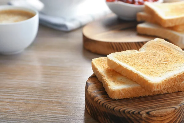 Tabla con sabrosos brindis de desayuno —  Fotos de Stock