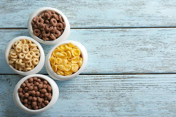 Tigelas com diferentes cereais de pequeno-almoço saudáveis — Fotografia de Stock