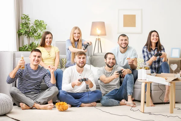 Menschen, die Videospiele spielen — Stockfoto