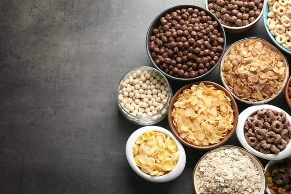 Diferentes cereais de pequeno-almoço saudáveis — Fotografia de Stock