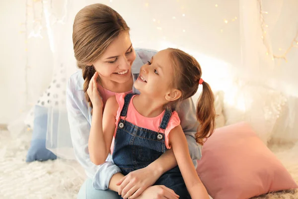 Mor och söt liten dotter — Stockfoto