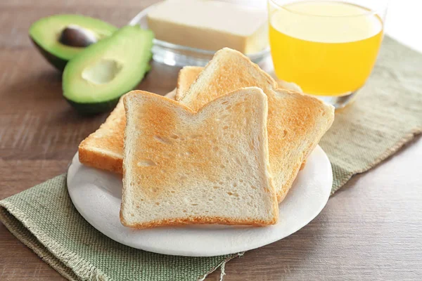 Plaat met smakelijk ontbijt toast — Stockfoto