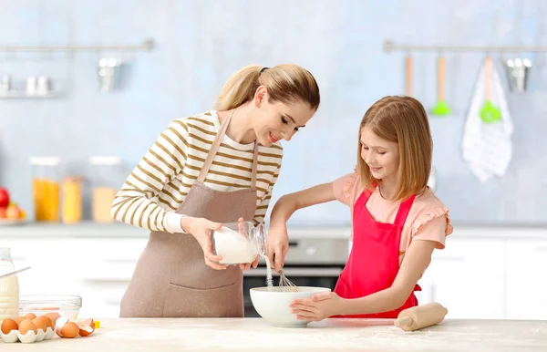 Mãe feliz e filha cozinhar — Fotografia de Stock