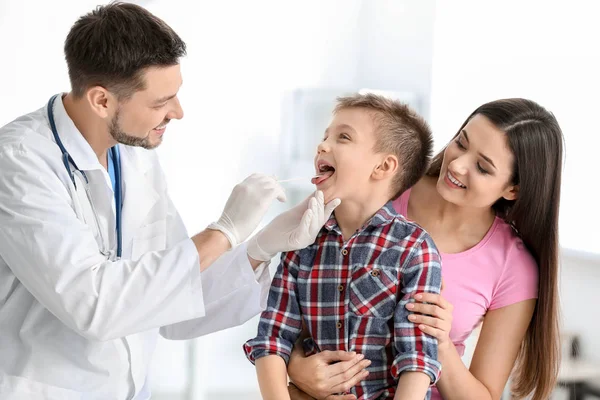 Doctor examining little boy — Stock Photo, Image