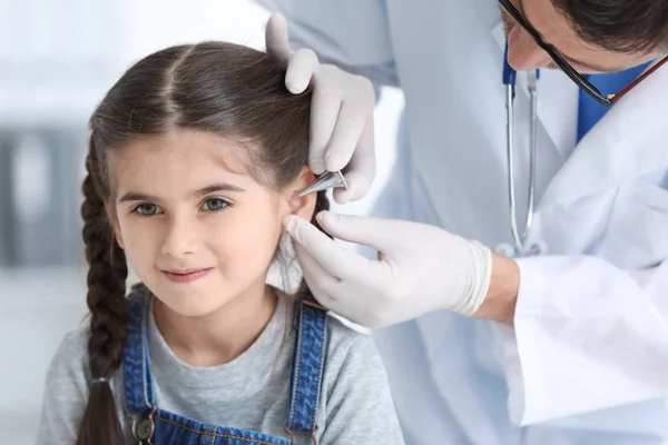 子供の医者病院で検査の小さな女の子 — ストック写真
