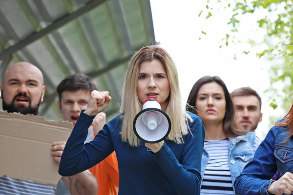 Gençler açık havada protesto grubu
