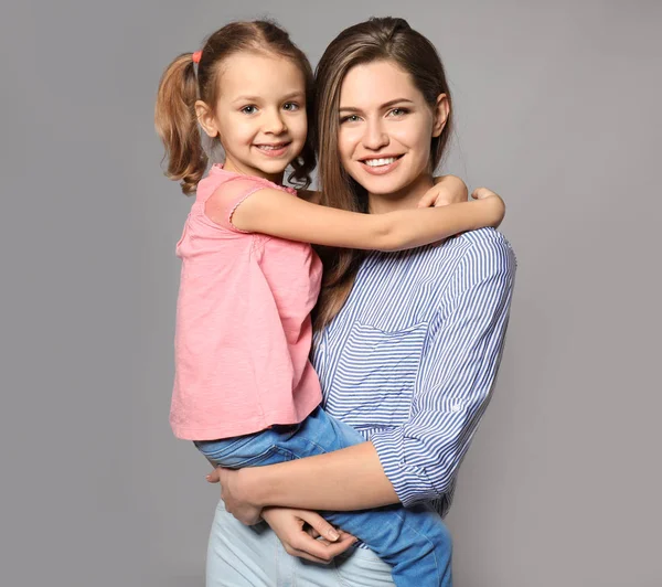 Mutter und süße kleine Tochter — Stockfoto