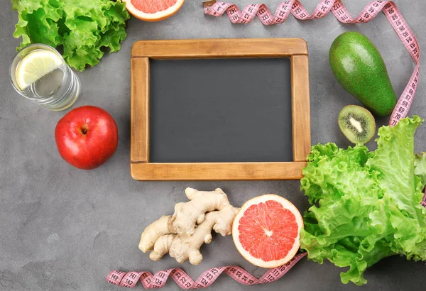 Chalkboard e diferentes mercearias — Fotografia de Stock