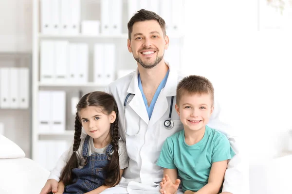 Medico Pediatrico Con Bambini Piccoli Ospedale — Foto Stock