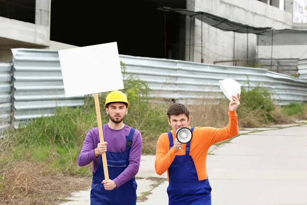 抗议青年男子和建筑背景 — 图库照片