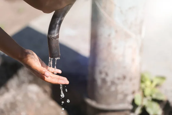 Niño Afroamericano Bebiendo Agua Del Grifo Aire Libre Concepto Escasez — Foto de Stock