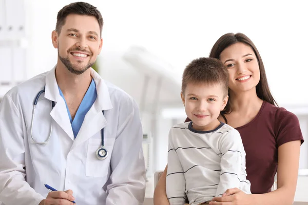 Femme Avec Son Fils Cabinet Médecin — Photo