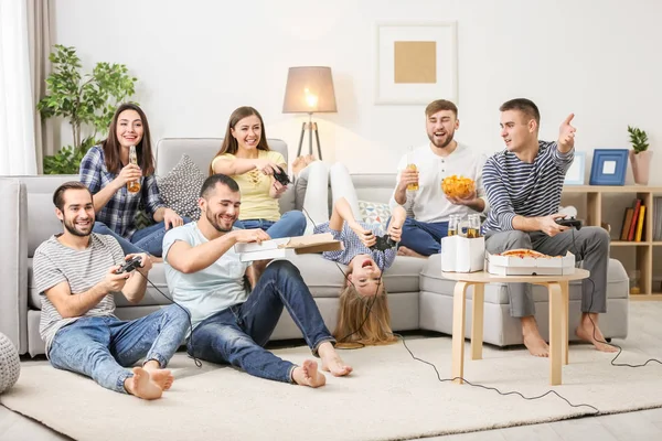 Mensen die videospelletjes spelen — Stockfoto