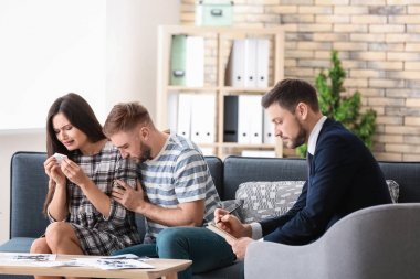 Evli çift Office ile çalışan psikolog