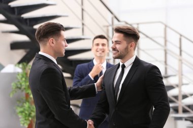 İşyerinde şık elbiseli adamlar