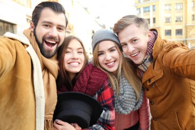 Selfie açık havada alarak genç mutlu arkadaşlar