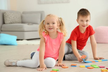 Sevimli küçük çocuklar evde Pazzles ile oyun