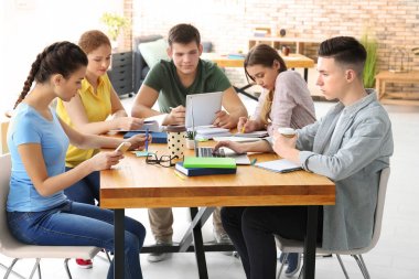 Kapalı eğitim genç grup