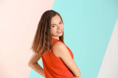 Renkli arka planda gülümseyen güzel kadının portresi