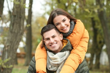 Park sıcak giysiler içinde güzel Çift