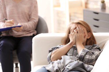 Ofiste şiddet kurbanı ile çalışan psikolog