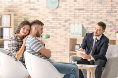 Evli çift Office ile çalışan psikolog