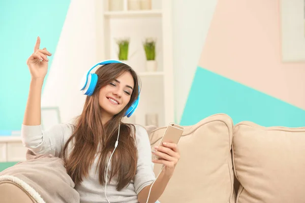 Jeune Femme Écoutant Musique Travers Des Écouteurs Sur Canapé Maison — Photo