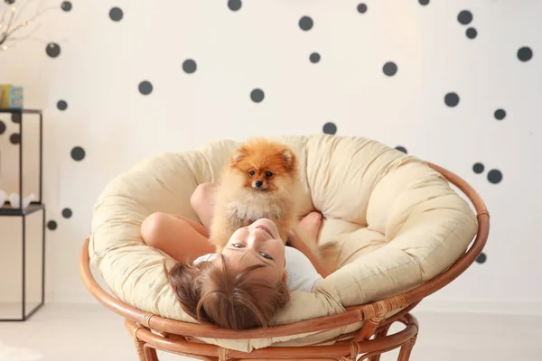 Симпатична Дівчина Маленькою Собакою Круглому Кріслі Вдома — стокове фото