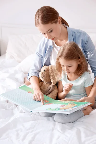Glückliche Mutter Und Ihre Tochter Lesen Buch Auf Dem Bett — Stockfoto