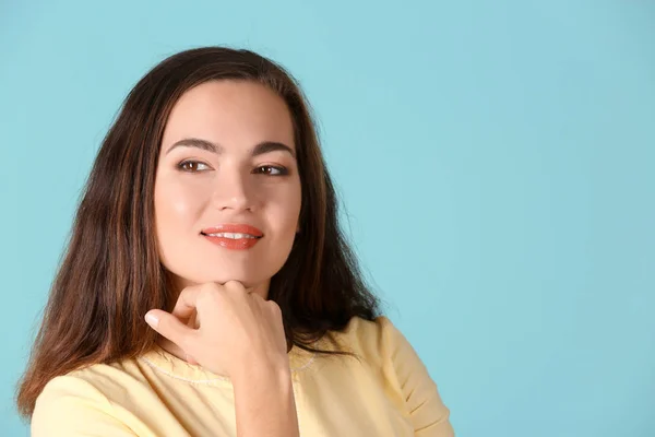 Retrato Una Hermosa Mujer Sonriente Sobre Fondo Color — Foto de Stock