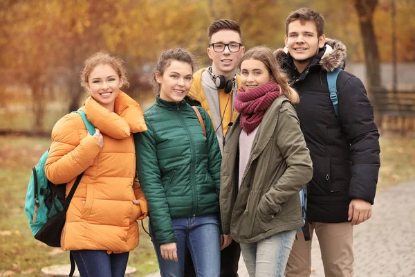 Grupo Adolescentes Alegres Livre — Fotografia de Stock