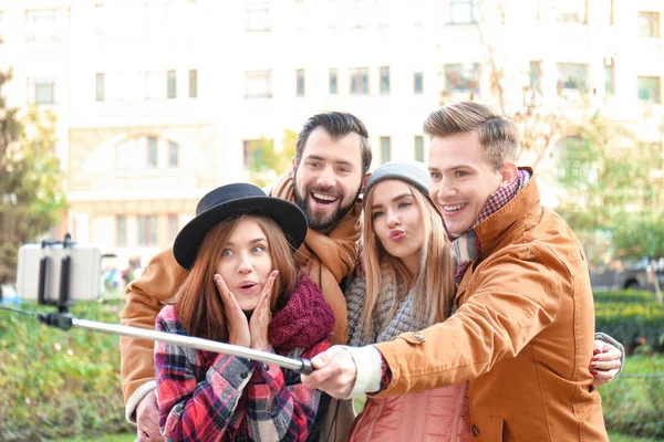 Jovens Amigos Felizes Tomando Selfie Livre — Fotografia de Stock