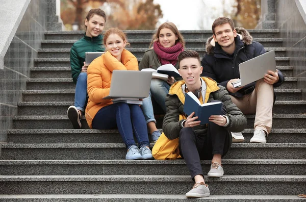 Grupa Nastolatków Studia Schodach Zewnątrz — Zdjęcie stockowe