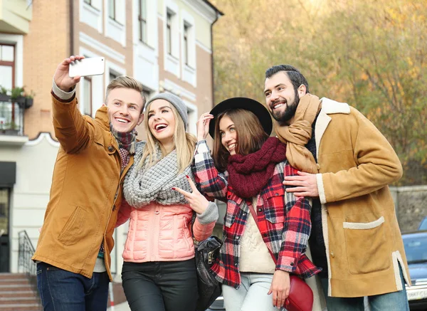 Jóvenes Amigos Felices Tomando Selfie Aire Libre —  Fotos de Stock