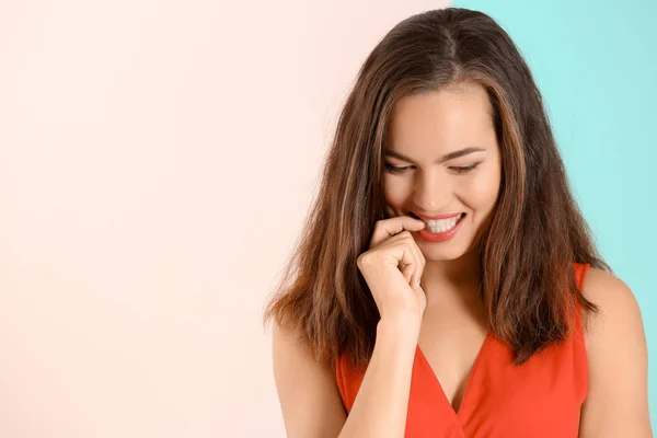 Porträt Einer Schönen Emotionalen Frau Auf Farbigem Hintergrund — Stockfoto