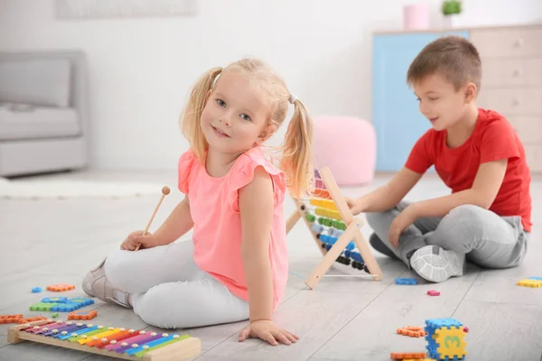 Niedliche Kleine Kinder Spielen Hause — Stockfoto