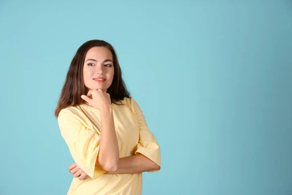 Retrato Una Hermosa Mujer Sonriente Sobre Fondo Color — Foto de Stock