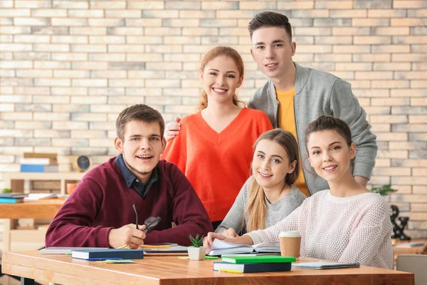 Grupo Adolescentes Estudando Dentro Casa — Fotografia de Stock