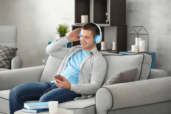 Joven Escuchando Música Través Auriculares Sofá Casa — Foto de Stock