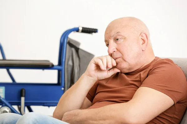 Hombre Viejo Solitario Sentado Sofá Casa — Foto de Stock