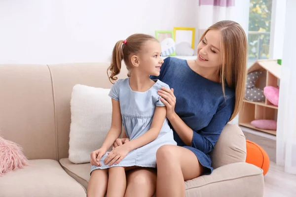 Lycklig Mamma Och Hennes Dotter Soffan Barnens Rum — Stockfoto