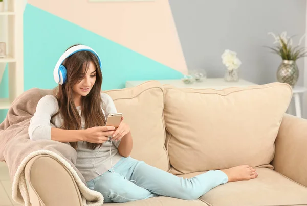 Jonge Vrouw Luisteren Naar Muziek Een Koptelefoon Sofa Thuis — Stockfoto