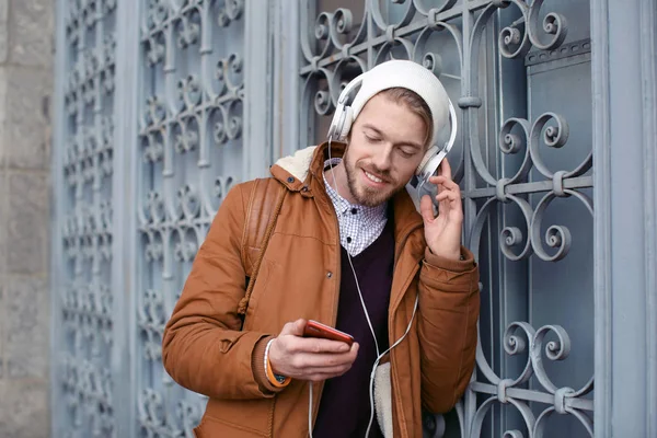 야외에서 음악을 헤드폰으로 잘생긴 Hipster의 초상화 — 스톡 사진