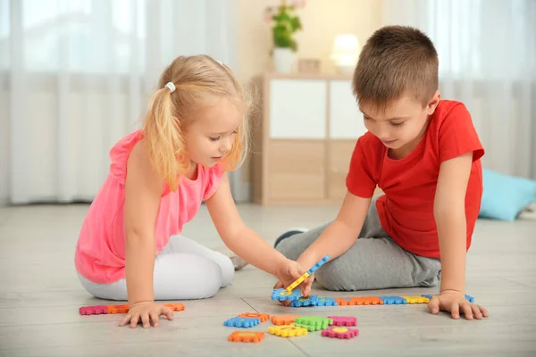 Crianças Pequenas Bonitos Brincando Com Pazzles Casa — Fotografia de Stock