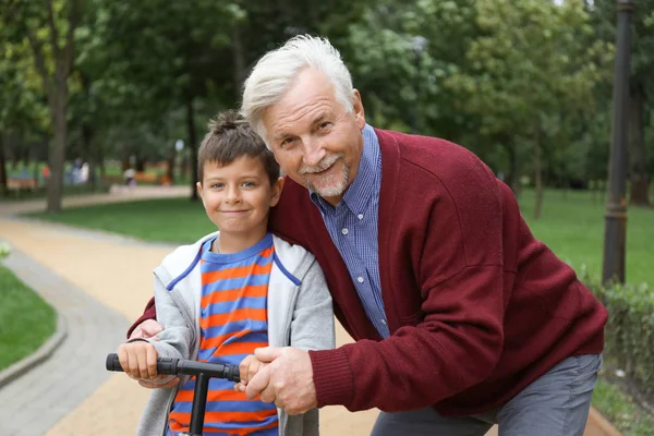 Gelukkig senior man met kleinzoon in park — Stockfoto