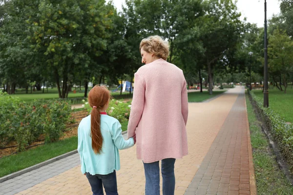 Park'ta yürüyordunuz torun ile üst düzey kadın — Stok fotoğraf