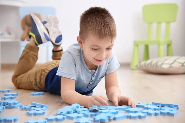 Ładny chłopiec bawi się puzzle — Zdjęcie stockowe