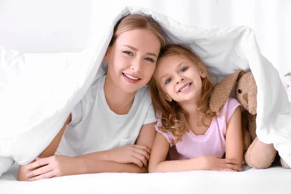 Feliz Madre Hija Cama Debajo Manta Habitación Los Niños — Foto de Stock